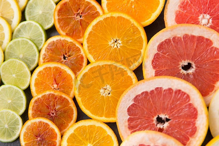 食物和健康饮食概念—特写葡萄柚，橙子，柠檬和酸橙片。特写不同的柑橘水果片