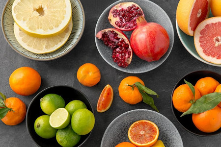 食物，健康饮食和素食概念-特写在石桌上的碗里的柑橘类水果。石桌上碗里的柑橘特写