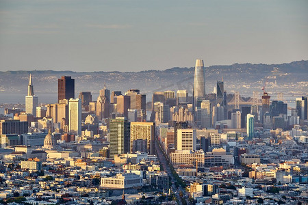 双峰塔摄影照片_旧金山天际线视图从双峰，加利福尼亚州，美国