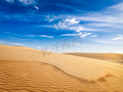 沙漠求生摄影照片_日出时沙漠中的白色沙丘，越南梅内。日出时的沙漠沙丘