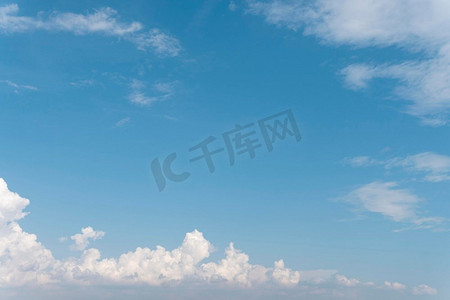 蓝天蓬松的云。高分辨率照片。蓝天蓬松的云。高品质的照片