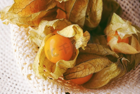 美丽的宏观特写镜头一个橙色美味的水果命名酸浆从秘鲁，南美洲，在一个可爱的纺织篮子