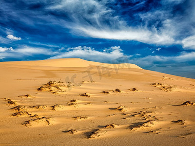 在日出的沙漠中的白色沙丘，梅内，越南。日出的沙漠沙丘