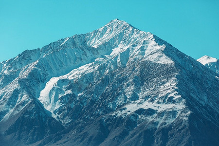 冬季积雪覆盖山