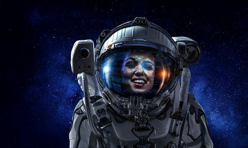 女宇航员象象在黑暗星空背景。混合媒体。有吸引力的女人在太空服