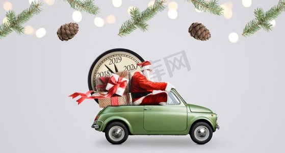 插本倒计时摄影照片_圣诞倒计时到了。在汽车的圣诞老人提供新年礼物和时钟在灰色背景。圣诞老人倒计时车