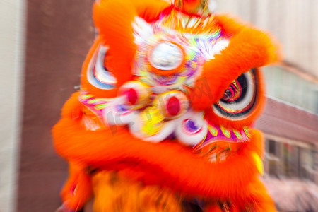 运动模糊了街头庆祝中国新年的传统中国龙表演者