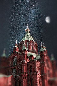芬兰，夏夜，赫尔辛基的堤坝。乌斯潘斯基大教堂。夜晚，月亮和星星闪闪发光。