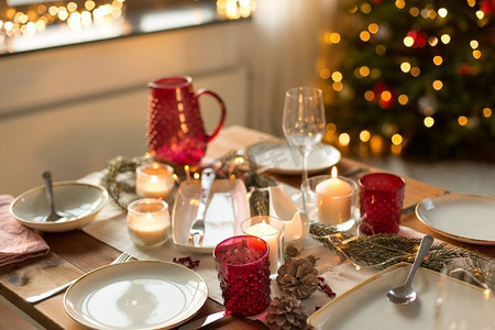 圣诞节、节假日和餐桌是家里的节日晚餐。在家里提供圣诞晚餐的餐桌