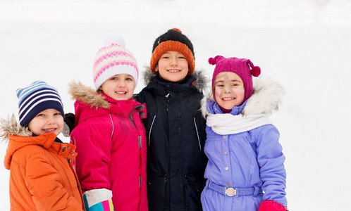 童年，友谊和季节概念—一组快乐的小孩子在冬天的衣服户外。快乐的小孩子在冬季衣服户外