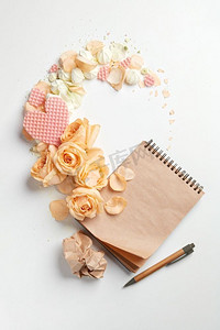 玫瑰和心脏与笔记本情人节隔离在白色玫瑰和心与笔记本