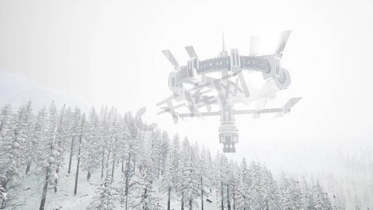 外星人UFO在松树和白雪覆盖的山脉中看着地球。外星UFO在地球