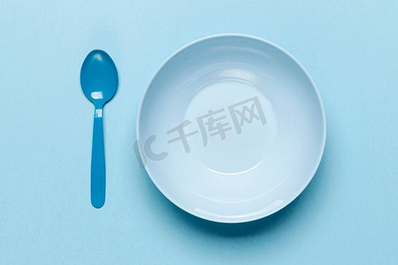 顶视图空蓝色碗勺子。高分辨率照片。顶视图空蓝色碗勺子。高品质的照片