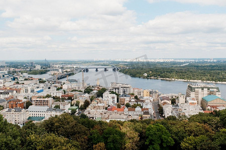 基辅市的风景从一个高点在框架的河流