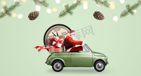 插本倒计时摄影照片_圣诞倒计时到了。在汽车的圣诞老人提供新年礼物和时钟在绿色背景。圣诞老人倒计时车