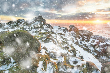 暴风雪中从山上俯瞰乡村的令人惊叹的冬季夕阳景观