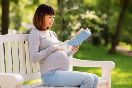 母亲读书摄影照片_怀孕，读书，阅读，公园