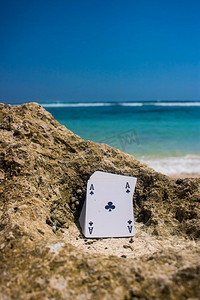 王牌俱乐部扑克牌海滩主题照片。王牌俱乐部扑克牌沙滩主题