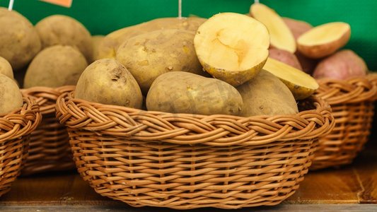 柳条篮子里的许多土豆的特写。素食健康饮食理念..柳条筐里的土豆