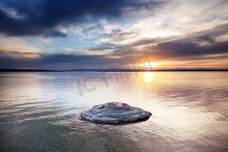 石湖摄影照片_黄石国家公园的黄石湖