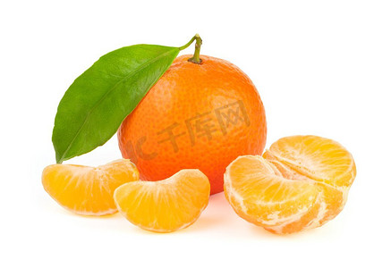 橙色与在白色背景隔绝的片段。橙与叶分离 