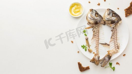 卡通鱼摄影照片_剩菜鱼骨头