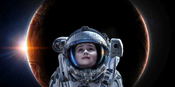 小女孩宇航员在地球上空的太空中。美国国家航空航天局提供的这张图片的元素。探索外太空。混合介质