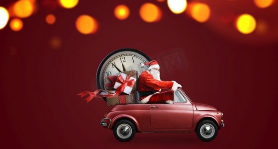 圣诞倒计时到了。在汽车的圣诞老人提供新年礼物和时钟在红色背景。圣诞老人倒计时车