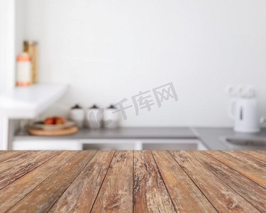 与的设计摄影照片_室内概念—空木板与模糊的厨房背景。模糊的厨房背景与木板