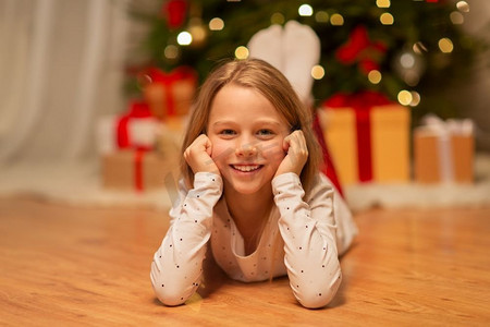 圣诞节，节日和童年的概念-微笑的女孩在家里。微笑的女孩在圣诞之家