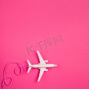 花边摄影照片_粉红色花边玩具飞机高分辨率照片。粉红色花边玩具飞机高品质的照片