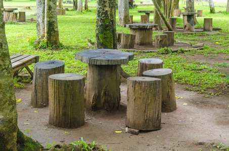 木头台子摄影照片_公园里的树桩座位，花园里的家具都是用木头做的