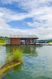 船屋河在Sangklaburi Kanchanaburi国家，泰国