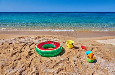 希腊西索尼亚美丽的海滩，有充气环和玩具