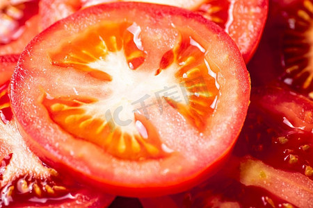 新鲜西红柿的圆形碎片。宏观背景。番茄质地。高质量的照片。新鲜西红柿的圆形碎片。 