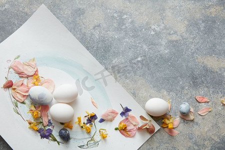 水彩日系摄影照片_角框架从纸，鸡蛋和干花在具体背景，平奠定。纸上的鸡蛋