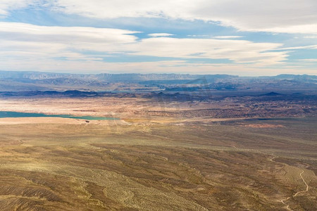 景观和自然概念—从直升机鸟瞰大峡谷沙漠和密德湖。俯瞰大峡谷沙漠和密德湖