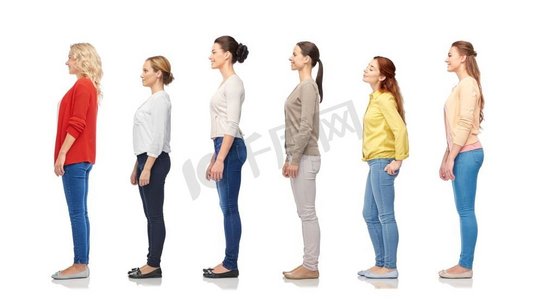多样性和人的概念—一群快乐的妇女站在队列中，孤立在白色。一群快乐的女人站在队列中