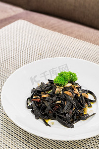 olio摄影照片_新鲜的黑Aglio olio意大利面配大蒜和辣椒