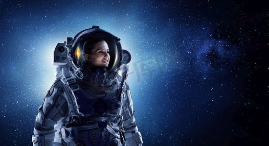 星空3摄影照片_女宇航员象象在黑暗星空背景。混合媒体。有吸引力的女人在太空服