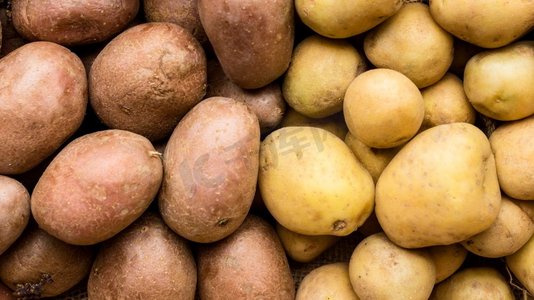 俯视不同种类的土豆。高分辨率照片。俯视不同种类的土豆。高品质的照片