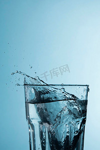 水泡沫摄影照片_透明的玻璃，溅着水。高分辨率照片。透明的玻璃，溅着水。高品质的照片