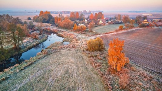 秋天的乡村景观。草地上的霜。河流，田野，草地，村庄，秋天的颜色树。日出早晨空中全景图。白俄罗斯