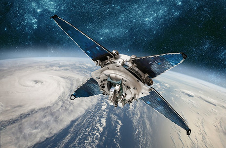 空间卫星从地球上监测轨道天气从太空中，飓风，台风在地球上。美国国家航空航天局提供的这张图片的元素。