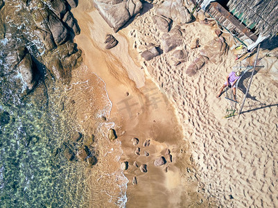 在吊床的人在一个美丽的海滩鸟瞰无人机拍摄，西托尼亚，希腊
