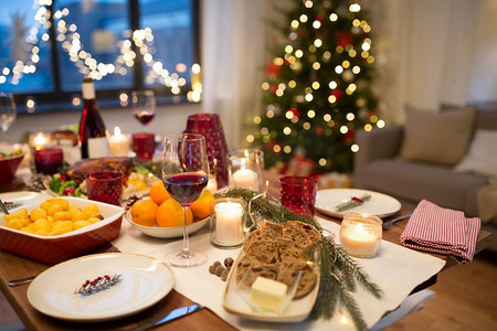 圣诞晚餐和饮食概念-在家里的餐桌上提供食物和饮料。家里圣诞餐桌上的食物和饮料