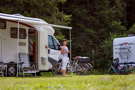 家庭度假旅行，在汽车之家度假旅行，大篷车度假VR。美丽的自然意大利自然景观阿尔卑斯山。