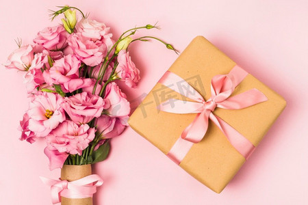 花束包装摄影照片_俯瞰鲜花花束包装装饰性礼盒