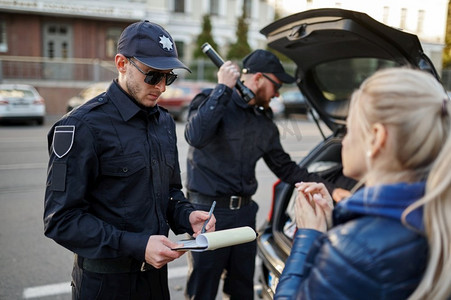 遇到警察摄影照片_ 法律，安全，警官，警察