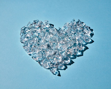 一颗美丽的冷心,由蓝色背景上的冰块制成,有复制空间,平躺.树吸顶灯